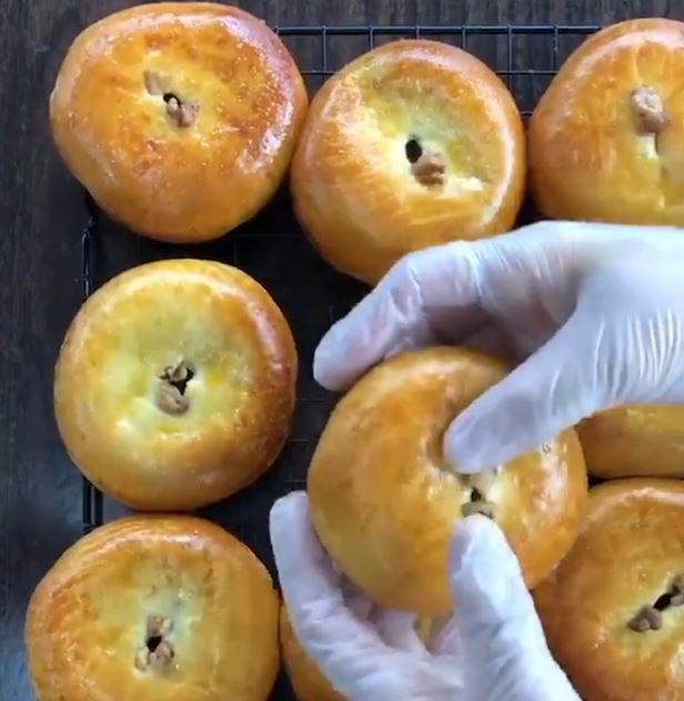 HOY HOY Sweet Red Bean Bun*2pcs – Soft & Fluffy Bakery Classic