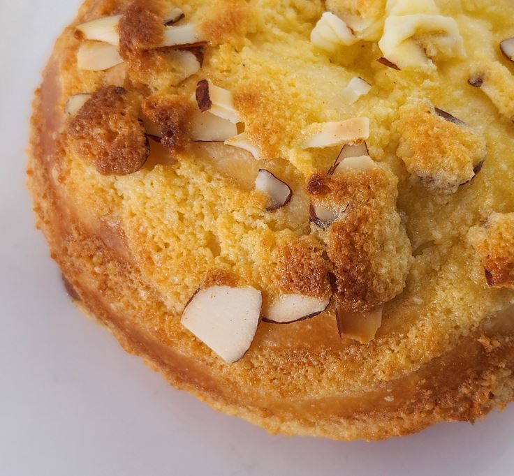 HOY HOY Almond Bun 2Pcs-Soft, fluffy bread topped with crunchy almonds and a sweet glaze