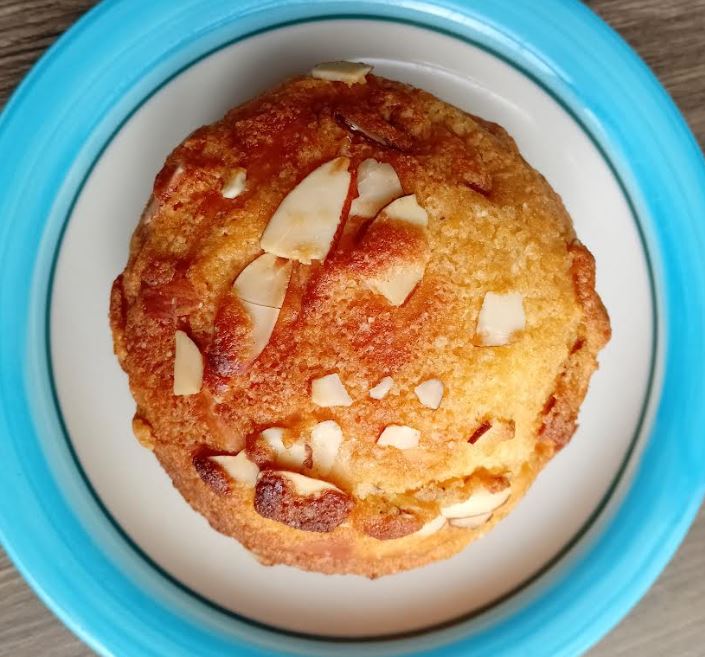 HOY HOY Almond Bun 2Pcs-Soft, fluffy bread topped with crunchy almonds and a sweet glaze